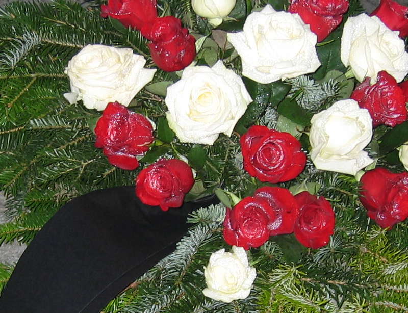 1 Bukett mit weißen und roten Rosen