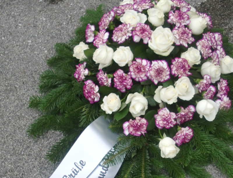 15 Bukett mit weißen Rosen und lila Nelken