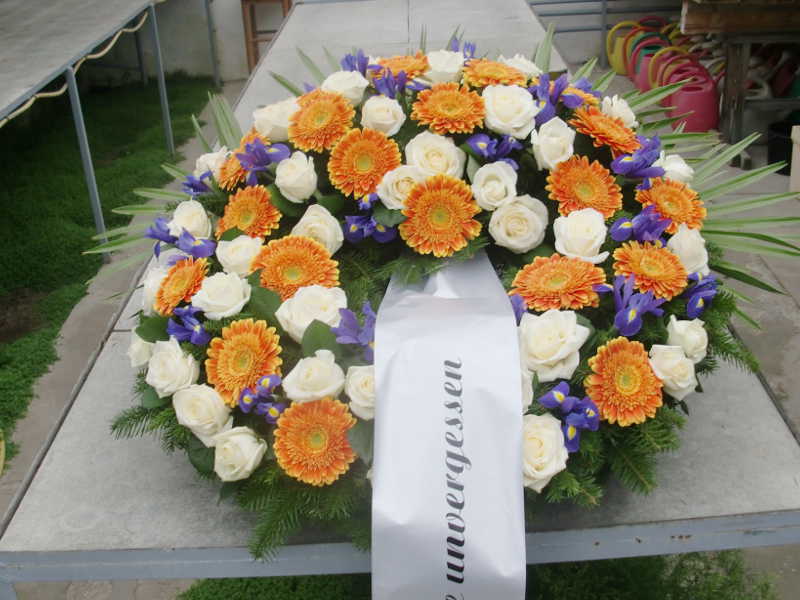 21 Trauerkranz mit weißen Rosen orangen Gerbera und Iris