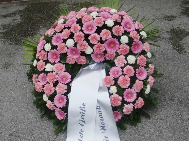 28 Trauerkranz mit rosa Gerbera und weißen und rosa Nelken