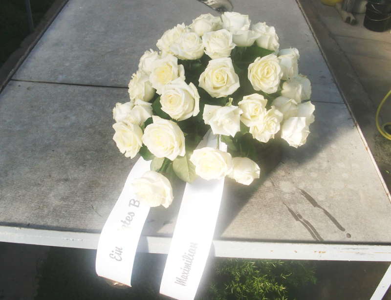 4 Sarggesteck mit weißen Rosen