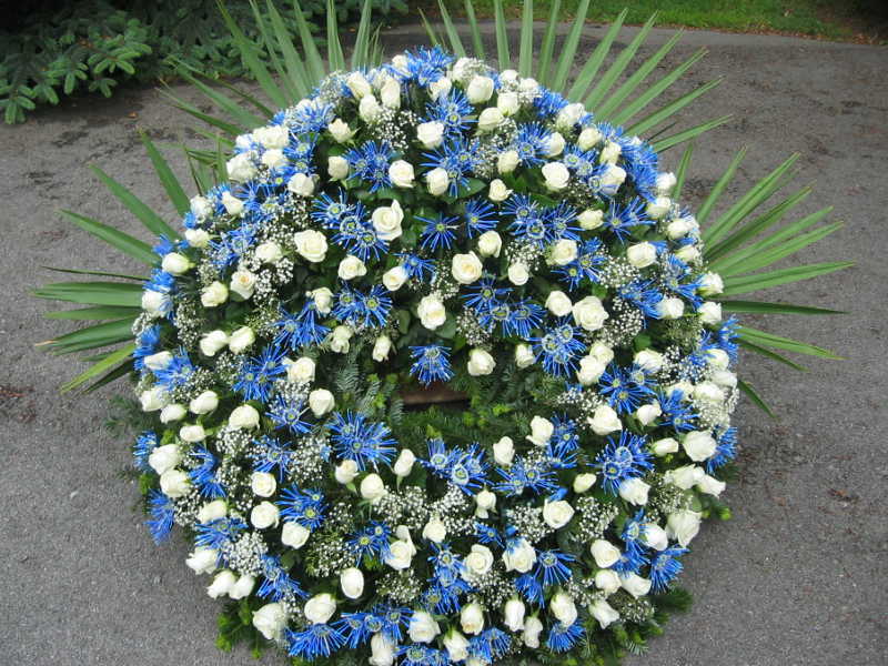 53 Trauerkranz mit weißen Rosen und blauen Chrysanthemen