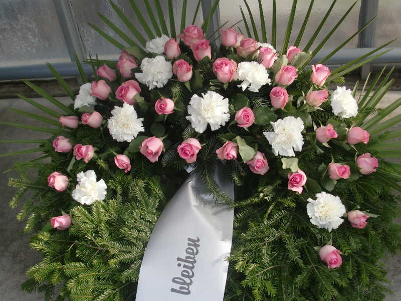 54 Trauerkranz mit Rosen und Nelken in rosa und weiß