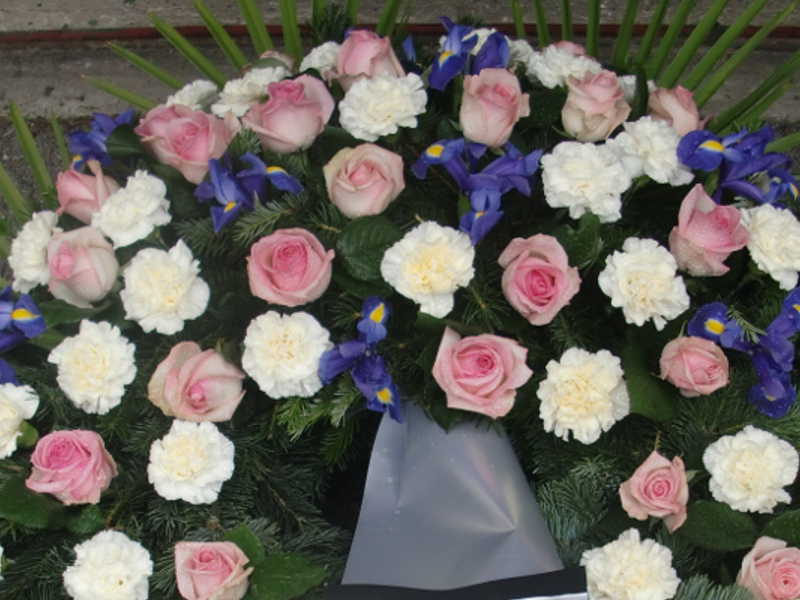 6 Trauerkranz mit rosa Rosen weißen Nelken und Iris