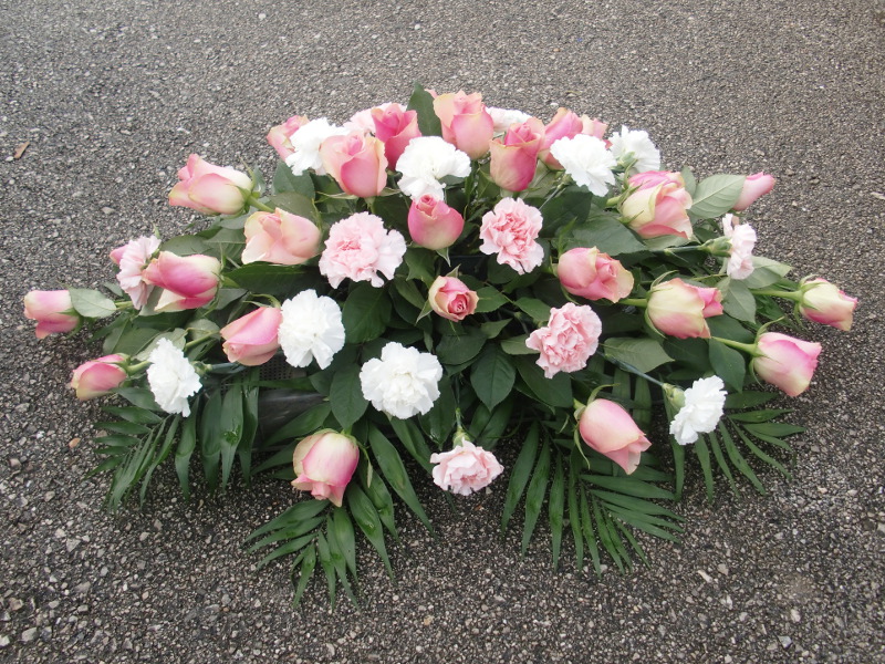 11 Sarggesteck mit rosa Rosen, rosa Nelken und weißen Nelken