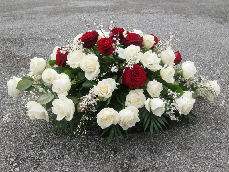 12 Sarggesteck mit weißen und roten Rosen