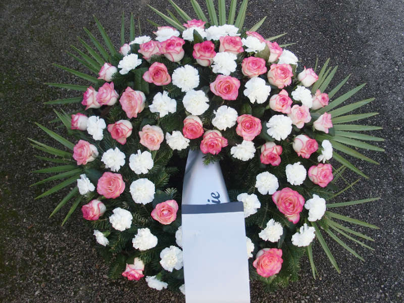 66 Trauerkranz mit rosa Rosen und weißen Nelken